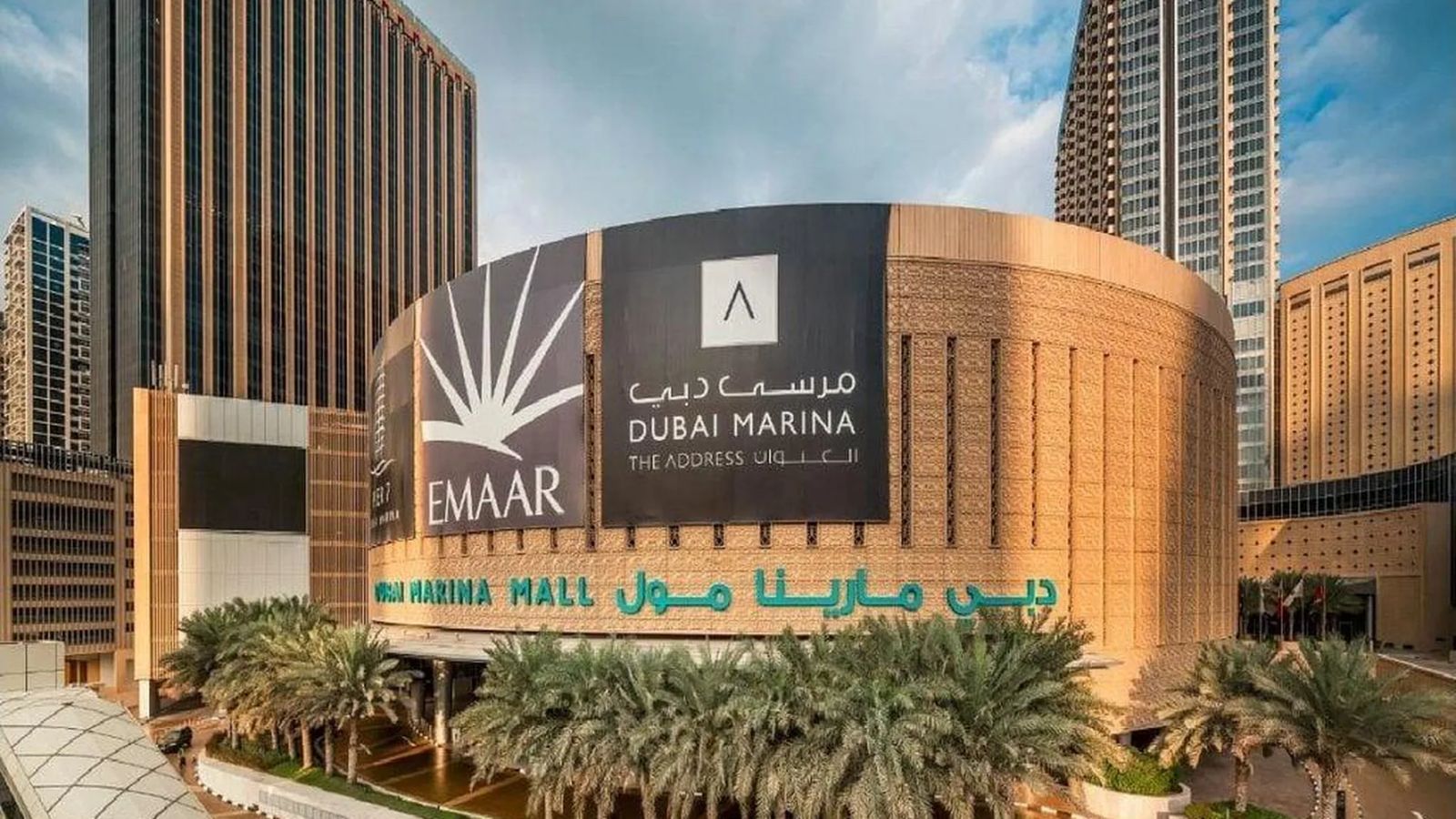 Dubai Marina Mall at the midpoint of Marina Walk